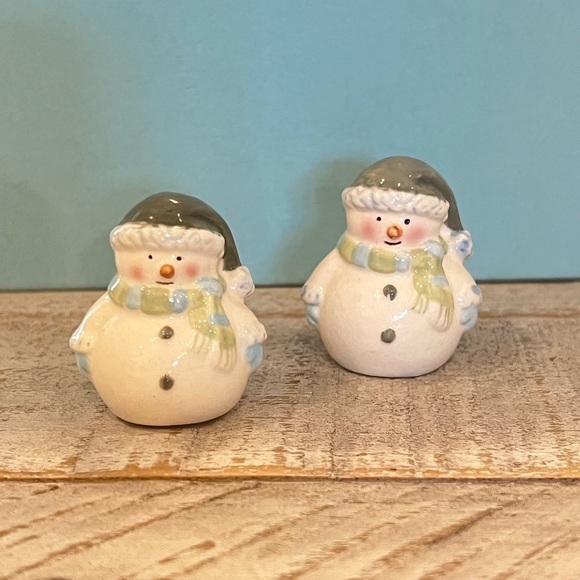 MINI SNOWMAN SALT & PEPPER SHAKERS DECOR | Holiday Collectible - Picture 2 of 11